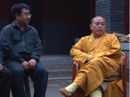 少林寺方丈释永信翘着二郎腿,爱理不理的